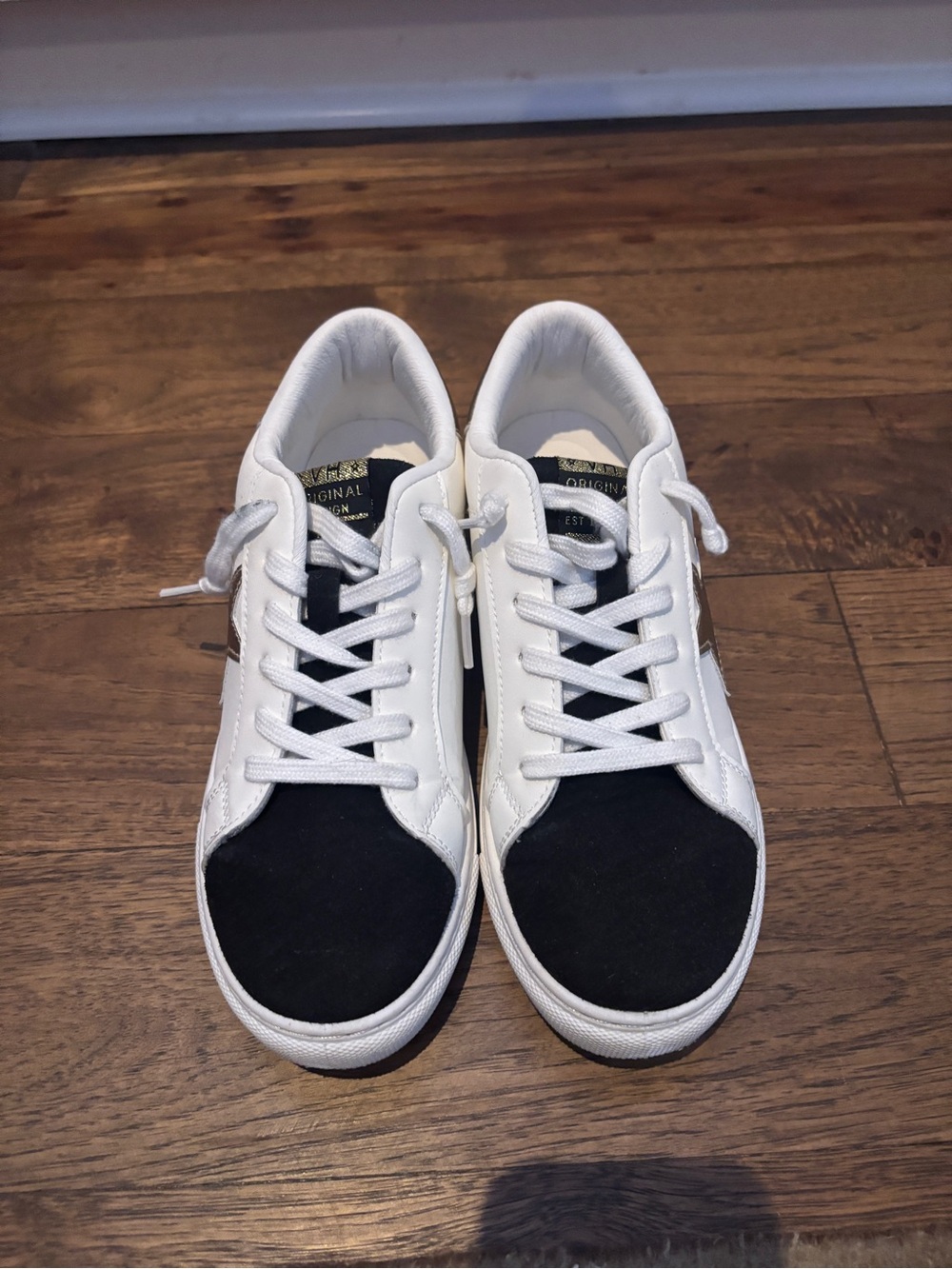 Vintage Havana White Leather Sneakers with Black Toe and Gold Star Accent - Picture 2 of 7